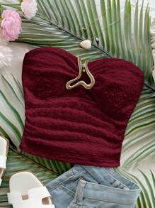 Soleia Top court texturé tricoté blanc pour femmes avec boucle métallique en forme de cœur creux à l'avant. Style ajusté et affinant, convient pour les fêtes, les rendez-vous, le thé de l'après-midi, la plage, les festivals de musique, le carnaval