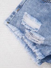 SHEIN Tween Girls Y2K 春夏假期浅色水洗休闲百搭做旧低腰破洞毛边牛仔短裤，夏季海滩波西米亚风度假短裤，夏季音乐会节日休闲狂欢装，女孩夏季早午餐毕业装 - 淺色水洗藍 - 查看 3