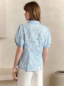 EMERY ROSE Áo sơ mi nữ tay ngắn màu xanh nhạt thêu ren hoa, cổ bẻ, cài cúc phía trước, kiểu dáng thanh lịch, giản dị, ngọt ngào cho mùa xuân hè, phù hợp cho phụ nữ công sở, giáo viên. - Màu xanh nhạt - Xem 3