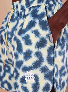 SUMWON Bañador de estampado animal moderno de largo medio muslo, shorts de playa para resort, natación, playa, vacaciones y viajes