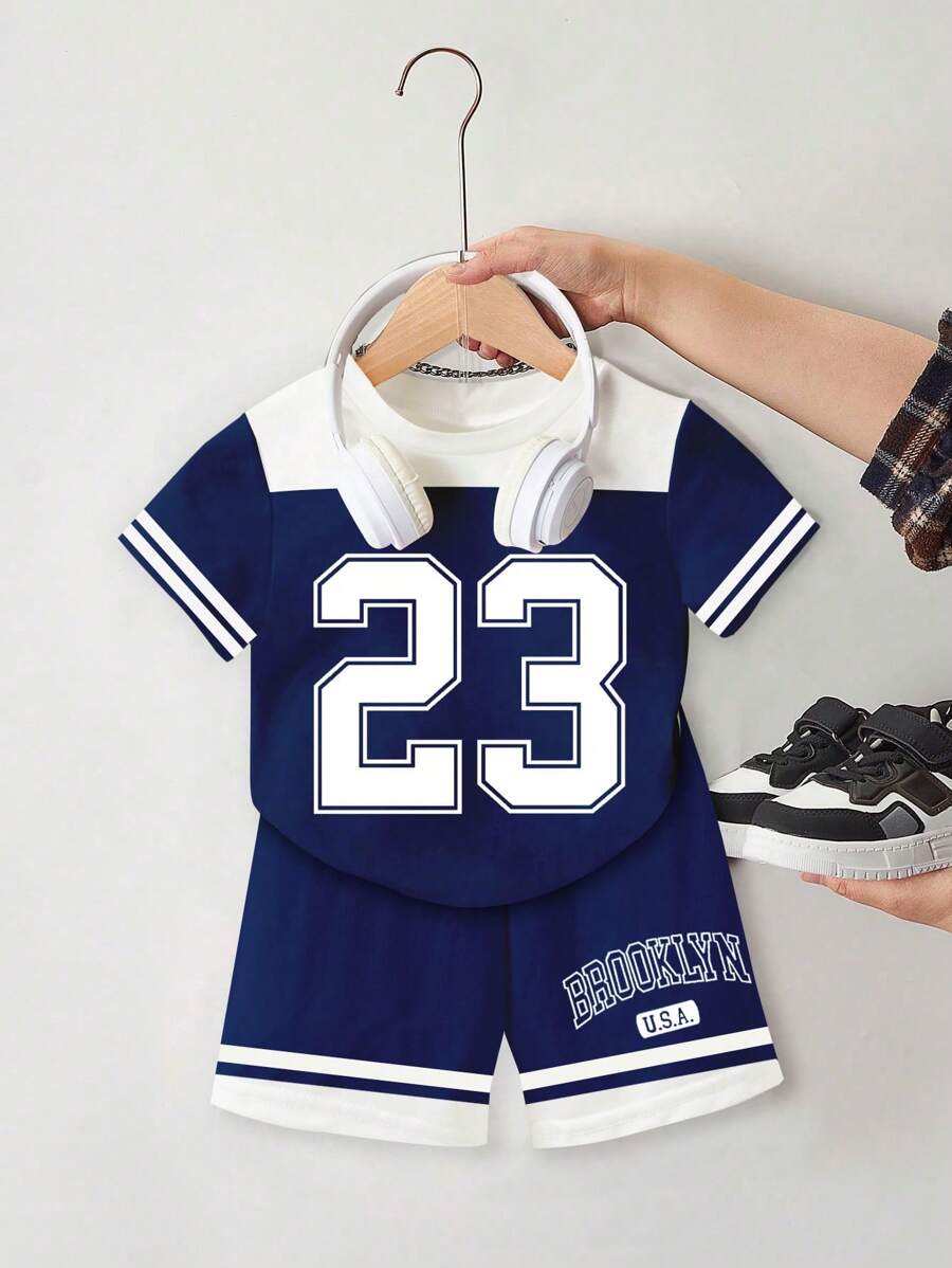 SHEIN Playful Pals 2 件套幼儿男童布鲁克林 23 号拼布圆领短袖 T 恤和蓝色短裤运动服套装,夏季服装 - 彩色 - 查看 1