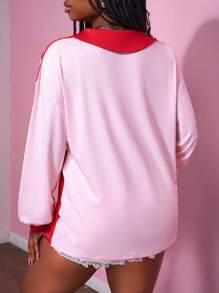 Slaydiva 2025 New Summer Casual Street Sweet Hot Girl Style Y2K Daily Date Birthday Party Shirt Collar Lapel V-Neck Drop Shoulder Red Striped Lace Splicing Knitted Fabric Pink And Red Bow Pattern Slogan Logo Printing Retro College Style Loose Long Sleeve Long Women's T-Shirt-A