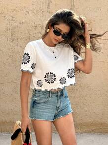 SHEIN Frenchy Áo thun ngắn tay cổ tròn in họa tiết hoa cúc thêu hoa màu kem dành cho nữ mùa hè, thích hợp mặc đi nghỉ, mặc hàng ngày, mặc đi chơi, mặc ngày lễ, mặc đi biển, mặc tốt nghiệp mùa hè - Nhiều màu - Xem 2