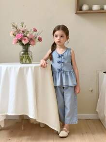 Genkimix Kids 年轻女孩两件套牛仔套装，蝴蝶结背心搭配直筒牛仔裤，时尚可爱风格，休闲日常/户外穿着 - 淺色水洗藍 - 查看 5