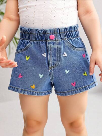 SHEIN Playful Pals 女婴时尚可爱复古中蓝色水洗牛仔彩色心形刺绣宽松直筒牛仔短裤，面料柔软舒适，日常休闲百搭