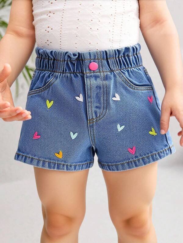 SHEIN Playful Pals Shorts vaqueros de niña bebé de mezclilla azul medio desgastado con bordado de corazones de colores, corte recto y suelto, de tela suave y cómoda, versatil para uso casual diario