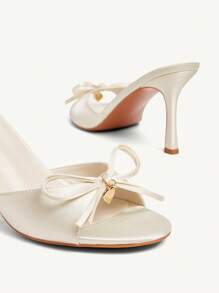 CUCCOO CHICEST Beige sandalen voor dames met gouden metalen hart- en strikaccent, elegante muiltjes met ronde neus en hoge hak