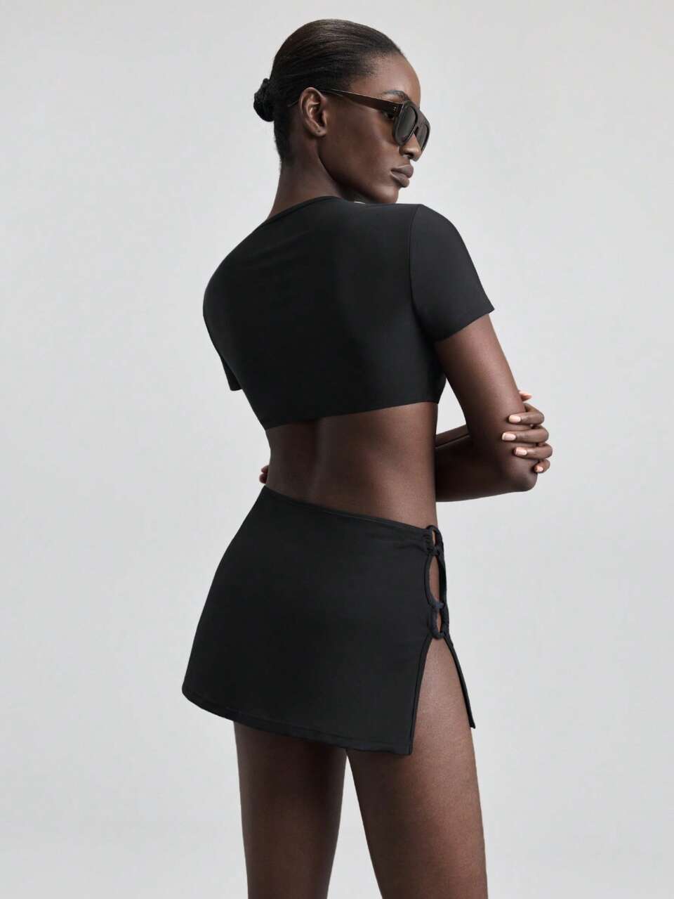 Women's Black Summer Cute Beach Party Swimsuit Set,Resin Ring Design Round Neck Short Sleeve Top&Skirt-Style Swim Bottoms,Old Money Holiday Apparel