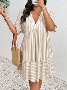 SHEIN Frenchy 大码女式V领短袖休闲度假条纹连衣裙 - 杏色 - 查看 6