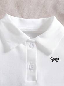 2 piezas Blusa para niñas bebé de unicolor con cuello vuelto y lazo 3D. Con diseño de unicolor que muestra un estilo dulce y lindo. El diseño de cuello vuelto ofrece un aspecto clásico y elegante. Los adornos de lazo 3D en el cuello y el Body incorporan hábilmente elementos dulces y de moda, resaltando las características activas y adorables de las niñas bebé. La silueta ajustada y las líneas suaves favorecen la figura del bebé, emanando confianza y alegría. Adecuado para diversas ocasiones.