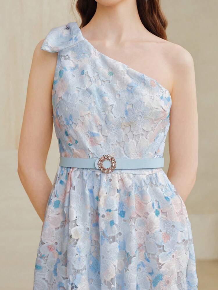 VESTIDO LONGO BORDADO EM GUIPURE COM LAÇO, UM ÓMBROE, CINTO COM STRASS