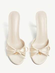 CUCCOO CHICEST Beige sandalen voor dames met gouden metalen hart- en strikaccent, elegante muiltjes met ronde neus en hoge hak