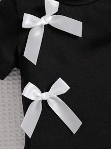 2 piezas Blusa para niñas bebé de unicolor con cuello vuelto y lazo 3D. Con diseño de unicolor que muestra un estilo dulce y lindo. El diseño de cuello vuelto ofrece un aspecto clásico y elegante. Los adornos de lazo 3D en el cuello y el Body incorporan hábilmente elementos dulces y de moda, resaltando las características activas y adorables de las niñas bebé. La silueta ajustada y las líneas suaves favorecen la figura del bebé, emanando confianza y alegría. Adecuado para diversas ocasiones.