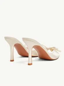 CUCCOO CHICEST Beige sandalen voor dames met gouden metalen hart- en strikaccent, elegante muiltjes met ronde neus en hoge hak
