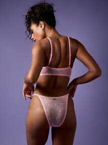 Missguided x Playboy 俏皮兔子图案网眼文胸和内裤内衣套装，带装饰蝴蝶结情人节睡衣蜜月系列