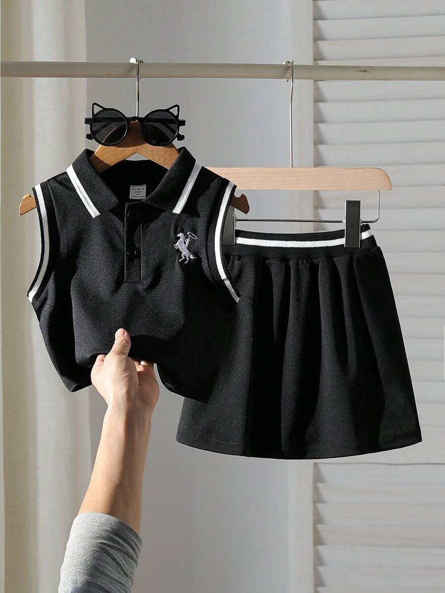 SHEIN Conjunto de blusa sin mangas de unicolor con parches y botones, y falda para niña - Negro - Ver 1