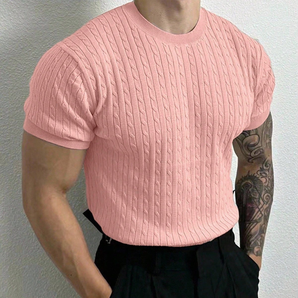 Camiseta de punto de cuello redondo de manga corta con patrón de cable de unicolor para hombre