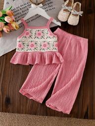 SHEIN Vintaside Kids Conjunto de look casual diario para bebé niña con parte superior con bordado floral de tirantes delicados y pantalones de unicolor, conjunto lindo de sol para verano al aire libre