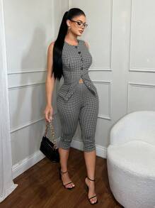 SHEIN SXY Bộ đồ nữ cỡ lớn gợi cảm, thanh lịch không tay, thắt eo kẻ caro và quần legging kẻ caro lửng 3/4, phù hợp cho phong cách công sở quyến rũ, dạ hội, vũ hội, ngày Valentine, trang phục đi du lịch, đi làm, kinh doanh, retro, tiệc tùng, nghỉ dưỡng, đi chơi, phong cách quý tộc, nhiều lớp, hẹn hò, tụ họp, tối giản, sinh nhật, sự kiện trang trọng, Gyaru, Ibiza, Nashville, kỳ nghỉ, kín đáo, sang trọng, thường ngày, mua sắm, thời trang đường phố, đi chơi. - Đen và trắng - Xem 4