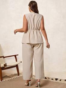 SHEIN Clasi Curvy Plus Size 女式杏色纯色 V 领交叉裹身纽扣无袖上衣和阔腿裤，商务优雅通勤两件套，女士夏季服装，女士度假服装，婚礼宾客礼服女士两件套，女士套装，女士配套套装，夏季套装，两件套夏季套装，服装套装，套装，度假两件套，女士办公室服装 - 杏色 - 查看 2