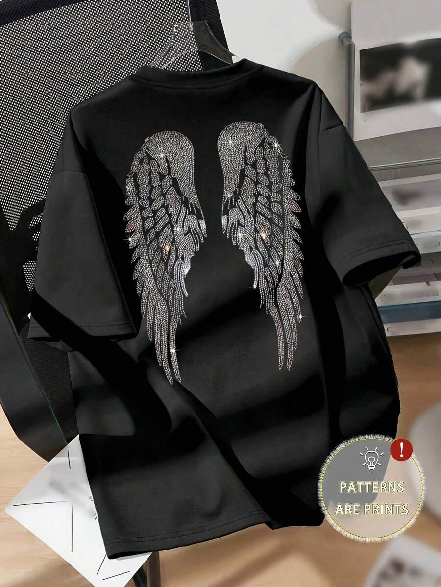 SHEIN 女士加大码休闲白色图案超大 T 恤，带有闪亮天使翅膀设计，短袖圆领上衣，适合春夏季 - 黑色 - 查看 1