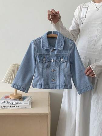 4-7 岁女孩腰部收紧喇叭牛仔夹克，中蓝色，前部纽扣闭合，常规翻领，装饰性口袋设计，必备休闲、通勤、派对和日常可爱优雅时尚单品，全年必备