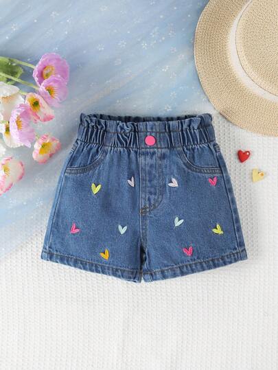 SHEIN Playful Pals 女婴时尚可爱复古中蓝色水洗牛仔彩色心形刺绣宽松直筒牛仔短裤，面料柔软舒适，日常休闲百搭