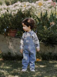 SHEIN Vintaside Kids 2 件装男婴长袖贴布衬衫，带纽扣和纯色字母印花工装裤，舒适温暖的套装，适合秋季、春季和冬季。 - 藍色 - 查看 4