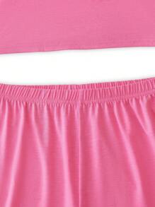 Conjunto de 2 piezas para adolescentes: Camiseta de cuello redondo de manga corta con decoración de lazo para niños y conjunto de pijama corto con estampado de corazón para niñas