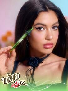 The Wizard of OZ™ | SHEGLAM Wicked Witch™ 眼線液 品牌 美容 化妝 化妝品 適合女性與女孩 完美搭配夏季春季 Y2K 時尚 流行 生日 母親節禮物 假期 派對準備就緒 最佳顏色 - 黑色 - 查看 2
