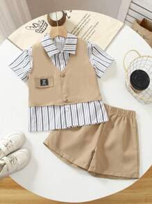 Set da 3 pezzi per giovani ragazzi, composto da polo a maniche corte a righe, gilet e pantaloncini casual. La polo a righe presenta un design elegante con colletto alla coreana, il gilet ha una decorazione a toppe alla moda e i pantaloncini larghi sono adatti per bambini attivi. Questo set è comodo e versatile per l'uso quotidiano, le attività all'aperto e le riunioni informali, rendendo il bambino il centro dell'attenzione. - Multicolore - Visualizzare 1