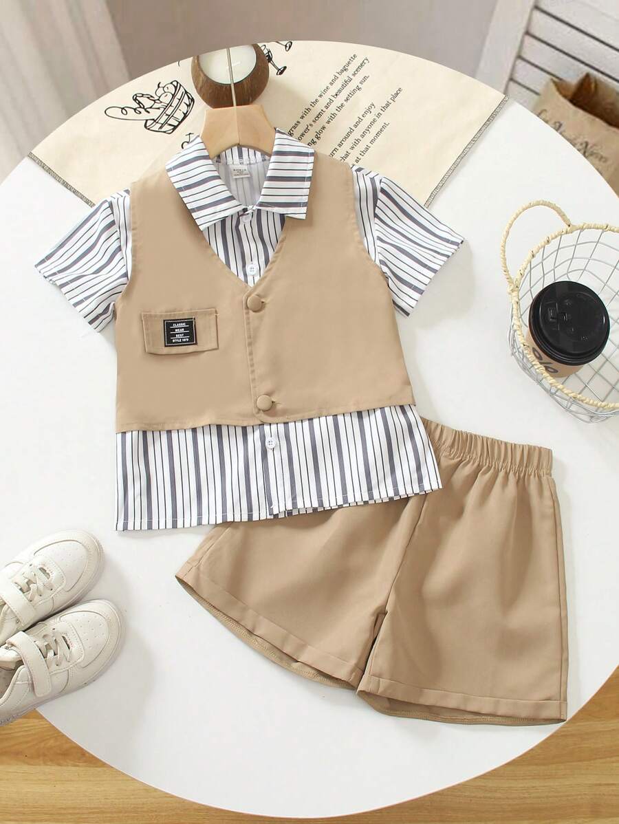 Set da 3 pezzi per giovani ragazzi, composto da polo a maniche corte a righe, gilet e pantaloncini casual. La polo a righe presenta un design elegante con colletto alla coreana, il gilet ha una decorazione a toppe alla moda e i pantaloncini larghi sono adatti per bambini attivi. Questo set è comodo e versatile per l'uso quotidiano, le attività all'aperto e le riunioni informali, rendendo il bambino il centro dell'attenzione. - Multicolore - Visualizzare 1