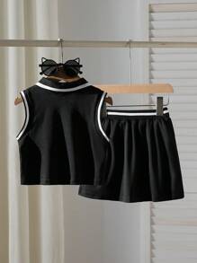 SHEIN Conjunto de blusa sin mangas de unicolor con parches y botones, y falda para niña - Negro - Ver 2