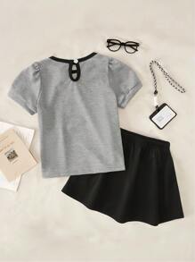 Maglietta girocollo per ragazze con fiocco, in stile semplice e femminile da college, abbinata a una gonna corta. Outfit da college e abbigliamento sportivo per il ritorno a scuola della stagione 2025