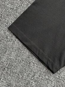 Camiseta gráfica de manga corta de cuello redondo con estampado minimalista de bate de béisbol y texto divertido "Tung Tung Tun Sahur" en estilo americano casual de verano para hombres