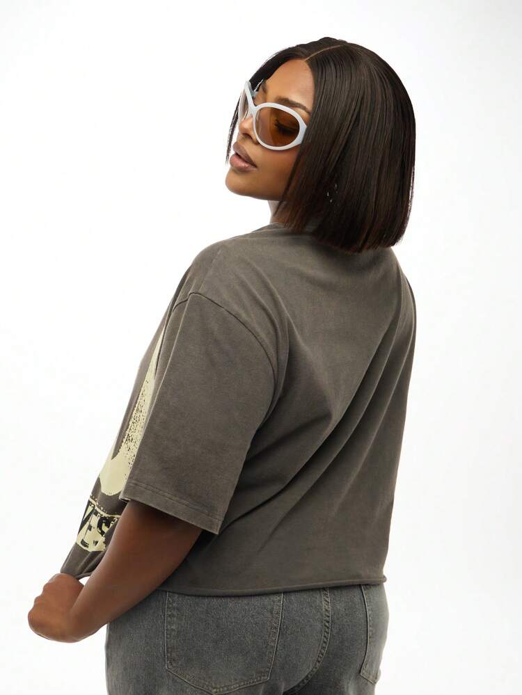 Camisetas Plus Size com estampas quadradas e bordas cruas