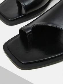 MOTF PREMIUM Zapatos de mujer nuevos y de moda, sandalias de punta cuadrada con suela plana, versátiles, cómodas y ligeras, estilo slip-on de resort, con un elegante estilo de hada de alto sentido, sandalias elegantes para el verano - Negro - Ver 6