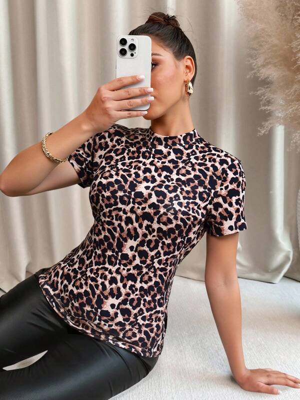 SHEIN Clasi Tricou tricotat cu mânecă scurtă și imprimeu leopard pentru femei, ținute de vară pentru femei/Vară/Haine de vară/Bluze drăguțe de vară, Ținute rave/Ținute de concert pentru femei/Ținute de concert country/Rave/Ținute rave pentru festival/Ținute Nashville/Ținute Ibiza, Ținute elegante de vacanță, casual, stil boho, îmbrăcăminte pentru femei, rochie de absolvire/Rochie albă de absolvire/Rochie de bal, Ținute de brunch pentru femei, rochie de nuntă pentru femei, Ținute de biserică pentru femei/Haine de biserică pentru femei