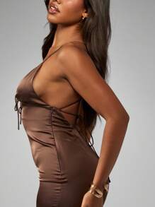 MISSGUIDED 缎面晚礼服 修身拖地长裙 后背交叉细节 派对舞会婚礼宾客正式礼服 - 咖啡棕 - 查看 3