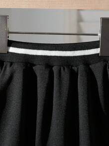 SHEIN Conjunto de blusa sin mangas de unicolor con parches y botones, y falda para niña - Negro - Ver 5