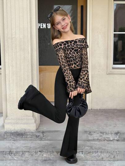SHEIN Serisse Kids Conjunto de 2 piezas para niñas preadolescentes: Top corto de manga larga acampanada con hombros descubiertos y estampado de leopardo en malla, con pantalones acampanados sólidos negros. Uso casual y elegante para el día a día, apropiado para otoño e invierno.