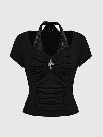 Grunge Punk T-shirt slim col rond femme en 2-en-1 avec pendentif croix gothique et empiècement en dentelle