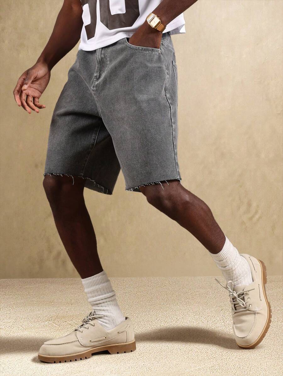 SUMWON 原始剪裁百慕大长度破洞牛仔短裤磨损下摆复古风格夏季街头休闲牛仔短裤直筒版型 - 灰色 - 查看 1