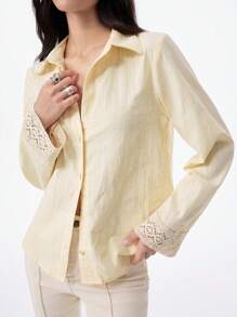 LYSMO Camisa holgada de lino a rayas de alta gama, inspirada en el estilo vintage francés "Cottagecore" para mujeres, lanzamiento de primavera-verano 2025. Presenta detalles bordados en los puños y diseño de patchwork. Perfecta para un estilo bohemio chic, estética Cottagecore, moda inspirada en lo vintage y looks casuales relajados. - Beis - Ver 1