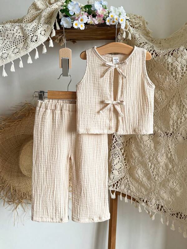 SHEIN Vintaside Kids Baby Mädchen einfaches gewaschenes Baumwoll Zweischicht Crinkle ärmellos Schleife Top und Hose Set, Frühling/Sommer
