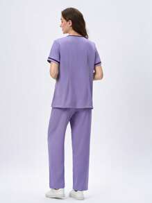 Scrubzie 两件套抗皱不对称领长上衣和长裤护士服 - 紫色 - 查看 2