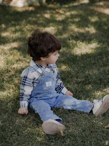 SHEIN Vintaside Kids 2 件装男婴长袖贴布衬衫，带纽扣和纯色字母印花工装裤，舒适温暖的套装，适合秋季、春季和冬季。 - 藍色 - 查看 7