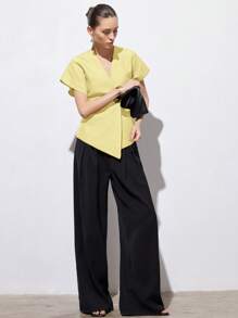 Aveloria Modichic 优雅简约设计，V领宽肩不对称下摆，饰有纽扣，短袖女式外套，通勤百搭。 - 黃色 - 查看 3