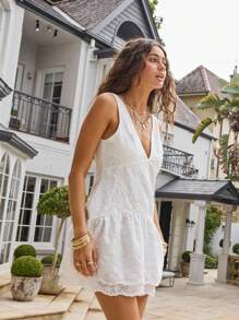 Aralina 别致飘逸的夏日连衣裙，采用 V 领、纹理面料和迷人的分层裙摆，非常适合夏季和海滩度假造型。 - 白色 - 查看 9