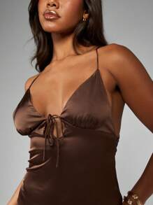 MISSGUIDED 缎面晚礼服 修身拖地长裙 后背交叉细节 派对舞会婚礼宾客正式礼服 - 咖啡棕 - 查看 4